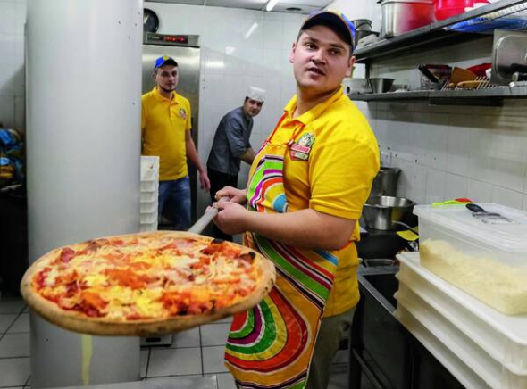 Колишній український військовослужбовець готує піцу на кухні кафе ”Ветерано” в Києві, 27 січня 2016 року. Заклад відкрили учасники Антитерористичної операції на Донбасі