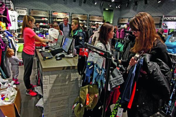 У магазині спортивного одягу в столичному торговельному центрі ”Гулівер” триває чорна п’ятниця. 25 листопада тут оголосили 50-відсоткові знижки