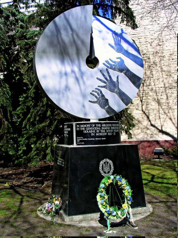 Перший пам’ятник жертвам Голодомору, встановлений 1983-го біля мерії канадського Едмонтона. Через два роки його знищать невідомі