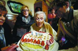Італійка 117-річна Емма Морано задуває свічки на святковому торті. Каже, що любить свята, бо тоді її провідують багато гостей