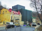 Фасад театру на столичному Андріївському узвозі облицювали темно-зеленим металом, який клепали вручну. Зовнішній вигляд закладу не подобається киянам