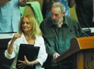 Фідель Кастро виступає в столиці Куби Гавані 2010 року. Поруч стоїть його друга дружина, вчителька Далія Сото дель Вальє. Народила в шлюбі п’ятеро дітей