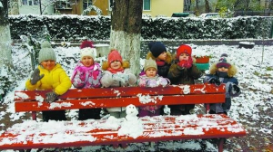 Діти в Одесі ліплять сніговиків. 16 листопада у місті випав перший сніг. Цьогоріч метеорологічна зима збіглася з календарною. Зазвичай стійке зниження температури та снігопади бувають наприкінці грудня
