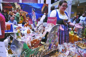 Людмила з Австрії стоїть за прилавком із різдвяною австрійською випічкою — імбирними пряниками. Їх робить разом із чоловіком у приватній пекарні. Власну продукцію привезла до Києва. Продаватиме на благодійному ярмарку у НСК ”Олімпійський”