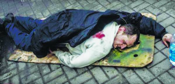 Поранений Артем Запотоцький лежить на щиті. Куля снайпера поцілила в нього 20-го січня 2014-го на столичній вулиці Інститутській