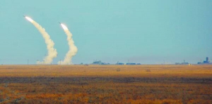 Українські військові випробовують керовані ракети середнього радіусу дії під час навчань на півдні Херсонської області, що межує з Кримом, 1 грудня 2016 року