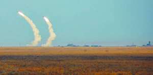 Українські військові випробовують керовані ракети середнього радіусу дії під час навчань на півдні Херсонської області, що межує з Кримом, 1 грудня 2016 року