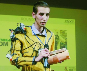 Винахідник Антон Головаченко демонструє екзоскелет руки. Розробляв пристрій 10 місяців. Планує запустити його в серійне виробництво
