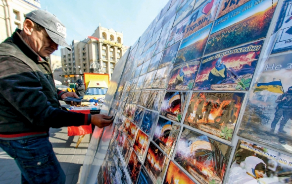 Вуличний торговець продає на столичному майдані Незалежності музичні диски з українською патріотичною символікою.  Квітень 2014 року 