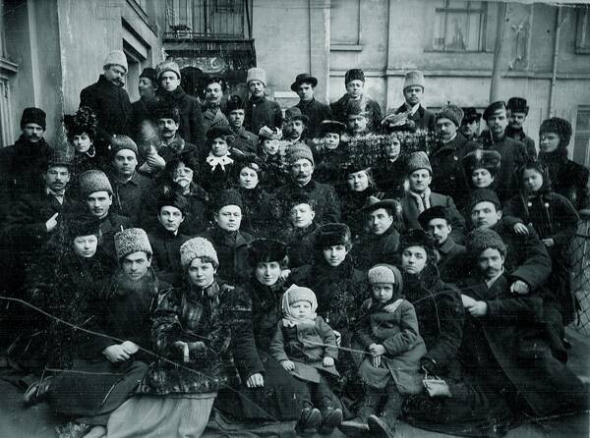 Трупа театру Миколи Садовського, 1908 рік. У центрі сидять Микола Садовський і Марія Заньковецька