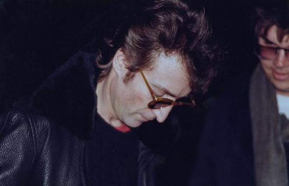 Джон Леннон дает автограф своему будущему убийце