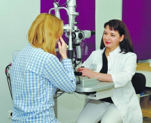 Пацієнтів обстежують на сучасному офтальмологічному обладнанні світових виробників