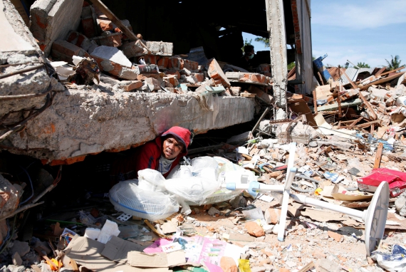 Наслідки землетрусу в Індонезії. Евакуація товару зі зруйнованого магазину в Мевреду, 8 грудня 2016