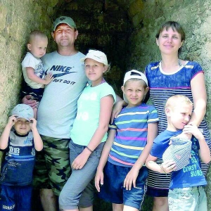 Ганна й Віктор Чеховські на відпочинку позують із дітьми — Марією, Іллею, Марком, Яковом та Матвієм. Після пожежі в їхній квартирі вижив тільки батько. Жінку з дітьми поховали 6 грудня в Одесі