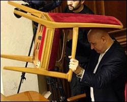 Яценюку заблокували вхід до сесійної зали кріслами