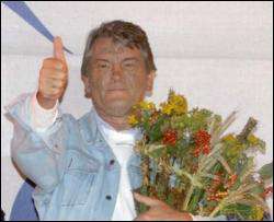 Ющенко с опозданием поздравил Кличко с победой