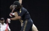 Австралийский игрок в крикет попробовал укротить голого болельщика (ФОТО)