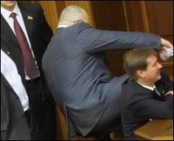 Поки Яценюк і Янукович домовляються &amp;quot;регіонали&amp;quot; &amp;quot;охороняють&amp;quot; президію Ради