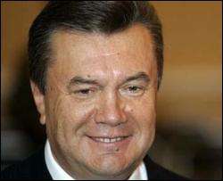 Компліменти Януковича змушували жінок падати до нього в обійми (ВІДЕО)
