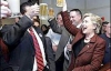 Хиллари Клинтона размахивала кружкой пива