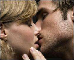 Наскільки широко потрібно відкривати рот під час поцілунку по-французьки
