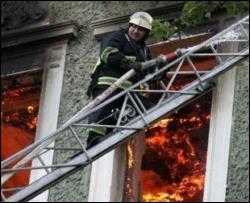Пожарники боролись с мощным пожаром в центре Киева