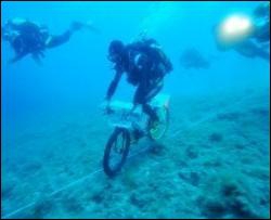 62-летний итальянец проехал на велосипеде на глубине 65 м