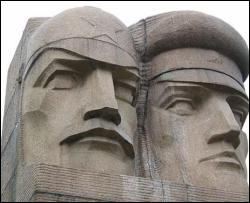 К 75-й годовщине Голодомора сносят памятники тоталитарного режима