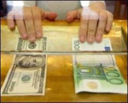 В обмінних пунктах за долар вже просять 5.05 гривні