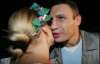 Кличко в Украине встречали с цветами, шампанским и поцелуями (ФОТО)