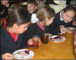 Школярів годують обідами ціною дві гривні