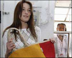Жена Саркози торгует сумками по 100 евро