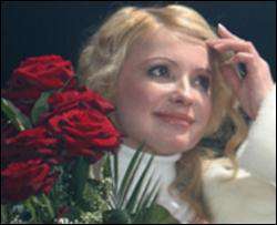 Тимошенко надіслала Тіні Кароль рожеві троянди і листівку