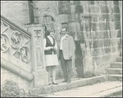 Лідія і Борис Продайки сфотографувалися біля німецького замку