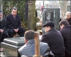 Президент Таджикистану відвідав могилу брата