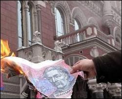 Українці втрачають довіру до банків, президента та вітчизняних компаній (Опитування)