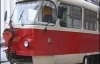 У Києві трамвай з пасажирами злетів з колії (ФОТО)