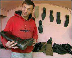 Чоловік приніс ремонтувати 40-річні чоботи