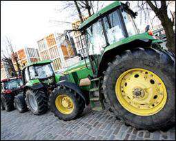 Латвійські селяни на тракторах заблокували під&quot;їзд до Міністерства землеробства