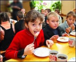 Прокуратура змусила Черновецького відновити безкоштовне харчування школярів
