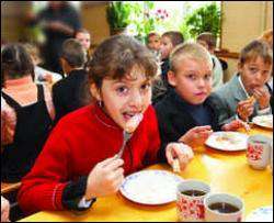 Прокуратура змусила Черновецького відновити безкоштовне харчування школярів