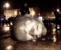 В Сумах разрушили памятник Ленину рядом с отделом милиции