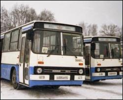 В Киеве перевернулся автобус: травмированы трое пассажиров