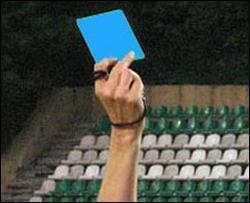 Футболистам начали показывать голубые карточки