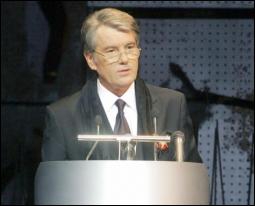 Ющенко таки привітав з Днем захисника Вітчизни, але не всіх