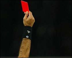 На матче &amp;quot;Интер&amp;quot; - &amp;quot;Рома&amp;quot; судья получил красную карточку (ВИДЕО)