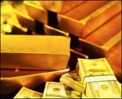 Азаров советует хранить сбережение в золоте