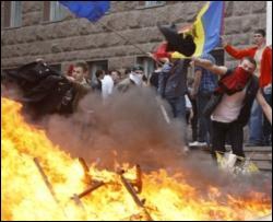 У Молдові добралися до їдальні парламенту, адміністрація - у вогні