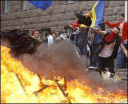 В Молдове добрались до столовой парламента, администрация - в огне