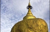 Буддийский храм облепливают золотом